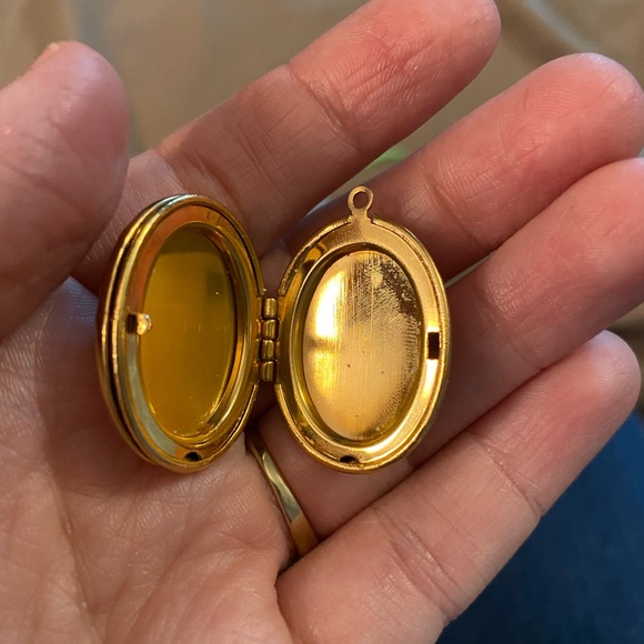 Gold & Pearl Locket - Picture 4 of 4